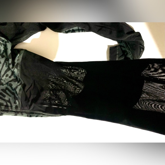 Patterned workout leggings with mesh panels - Picture 3 of 3